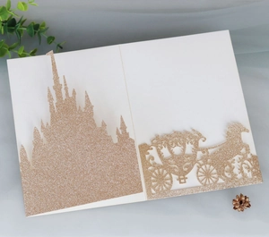 Detail der lasergeschnittenen Glitzerburg und Kürbiskutsche auf weißer Hochzeitseinladung