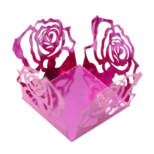 Boîte à bonbons ajourée rose métallique avec motif floral découpé au laser