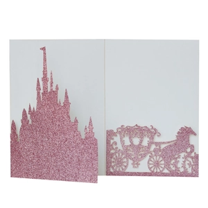 Rosa Glitzer-Pop-up-Karte mit lasergeschnittenem Märchenschloss und Kürbis-Kutsche-Design