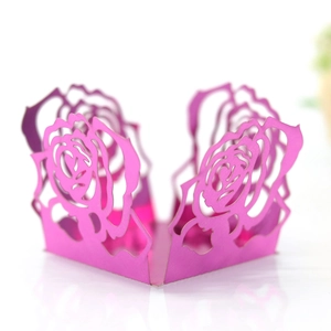 Vue macro de la boîte à dragées rose découpée au laser en papier rose métallisé élégant
