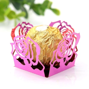 Vue macro d'un emballage de chocolat à motif de rose découpé au laser en papier rose