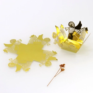 Boîte à bonbons détaillée découpée au laser avec motif d'ange doré et structure pliable