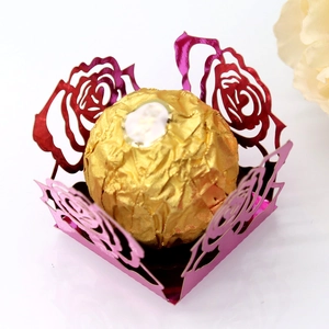 Vue détaillée du motif de rose découpé au laser sur boîte à bonbons rose métallisé