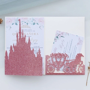 Detail der glitzernden lasergeschnittenen Hochzeitseinladung mit Schloss und Kutsche