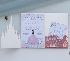 Detail der lasergeschnittenen Schlosseinladung mit Rosenkarte und rosa Glitzer-Pferdekutsche