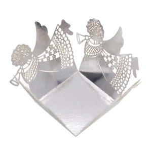 Vue détaillée du moule à cupcake argenté découpé au laser avec motif d'ange