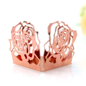 Détail d'emballage de boîte à bonbons or rose avec motif floral découpé au laser