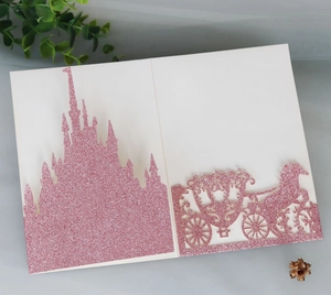 Details einer rosa Glitzer-Einladung mit lasergeschnittenem Schloss- und Kutschenmotiv