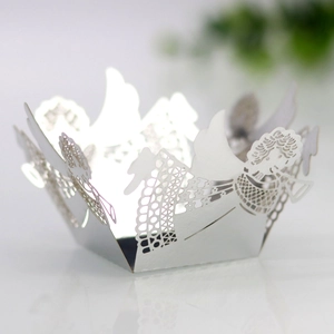 Détail du contour de cupcake en papier perlé blanc découpé au laser avec motif d'ange