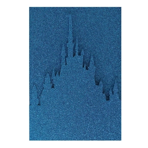 Detail einer blauen Glitzer-Hochzeitseinladung mit filigranem Laserschnitt-Schlossdesign