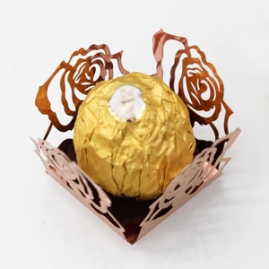 Détail de la boîte florale ajourée or rose pour chocolat rose pour dragées et fêtes