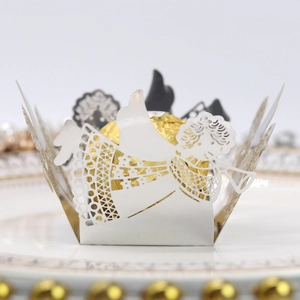 Détail de dentelle d'ange évidée en papier perlé blanc découpé au laser pour chocolat