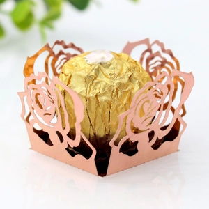 Détail de l'emballage de chocolat rose découpé au laser pour décoration de mariage