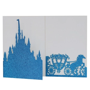 Details der lasergeschnittenen Hochzeitseinladung mit Schloss- und Kutschenmotiven