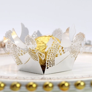 Détail d'une boîte à bonbons blanche découpée au laser avec motif ange pour les mariages