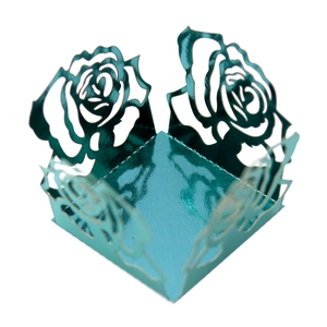 Vue macro de la boîte à bonbons rose découpée au laser en bleu sarcelle métallisé
