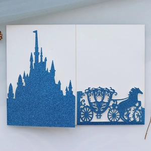 Detail der glitzernden Burg und Kutsche Laserschnitt-Einladung in Marineblau-Finish