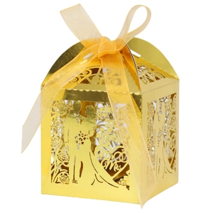 Dettaglio della scatola nuziale dorata tagliata al laser con cuore Mr & Mrs e nastro
