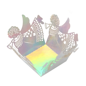 Détail de boîte à bonbons en papier irisé découpé au laser avec motifs d'ailes d'ange