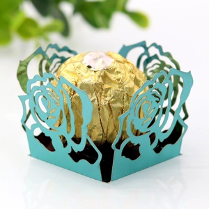 Gros plan détaillé d'une boîte à bonbons bleu Tiffany découpée au laser avec chocolat doré
