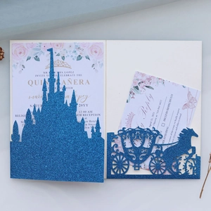 Details des blauen Glitzer-Einladungssets mit Laserschnitt-Schloss und Kutschenmotiv
