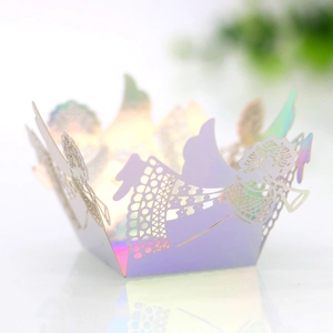 Boîte en papier irisé découpé au laser avec motifs d'anges et dentelle évidée raffinée