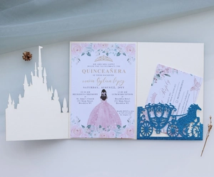 Detail der lasergeschnittenen Schlosseinladung mit Glitzerkutsche und Blumenkarte