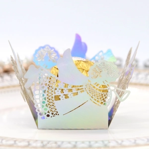Détail du support à bonbons ange découpé au laser en papier holographique brillant