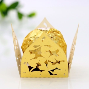 Detail einer lasergelösten Kleeblatt-Zuckerbox in Gold mit Schokolade für Hochzeiten