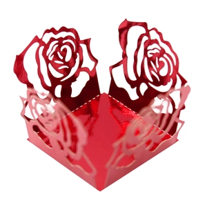Boîtes à bonbons rouges métalliques avec motif de roses découpées au laser pour fêtes