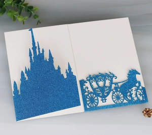Detailansicht der laserkonstruierten blauen Glitzerschloss- und Kutschen-Einladungskarte