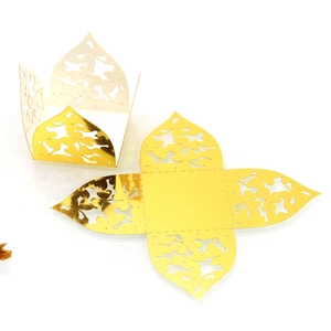 Detailliertes lasergeschnittenes Kleeblattmuster auf goldenem Papier für Hochzeit-Süßigkeiten