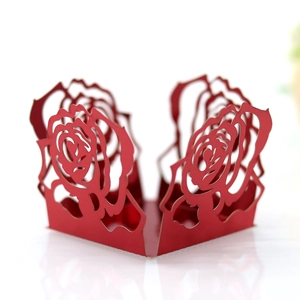 Détail de l'emballage en papier ajouré rouge motif rose pour décoration