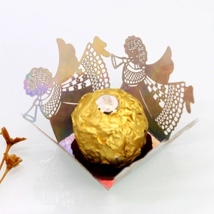 Vue macro du support à chocolat ange découpé au laser en papier iridescent festif