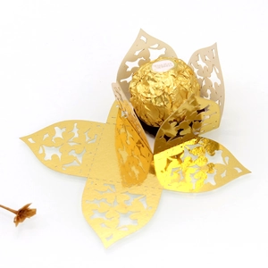Detaillierte lasergeschnittene goldene Kleeblatt-Bonbonhülle für Pralinen-Deko