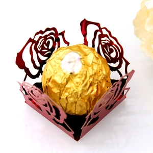 Détail du support à chocolat découpé au laser en papier métallique rouge brillant
