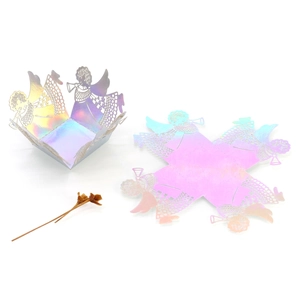 Vue détaillée de la boîte à bonbons irisée découpée au laser avec motif ange évidé