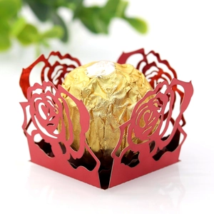 Vue macro de l'emballage de chocolat ajouré rouge à motif de rose avec feuille d'or
