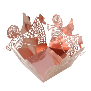 Détails de motifs d'ange découpés au laser sur boîte à bonbons or rose avec dentelle