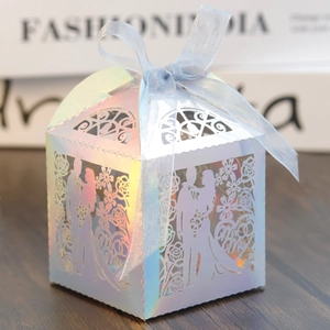 Scatola per confetti di nozze tagliata al laser con finitura iridescente Mr & Mrs