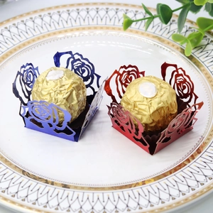 Boîte à bonbons ajourée au laser avec motif de rose métallique pour chocolat de fête