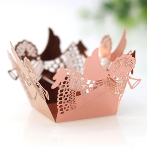 Vue détaillée du moule à cupcake découpé au laser en or rose avec motif d'ange