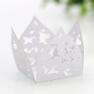 Detailliertes lasergeschnittenes Kleeblatt-Muster auf weißer Geschenkbox für Hochzeiten