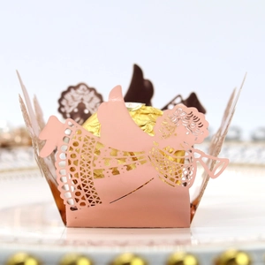 Détail de l'emballage rose découpé au laser pour chocolat avec motif ange et losanges