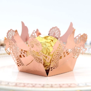 Vue macro d'une boîte à bonbons ange en or rose découpée au laser pour chocolat