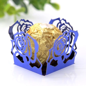 Vue détaillée de la boîte à bonbons ajourée rose bleu royal avec chocolat doré
