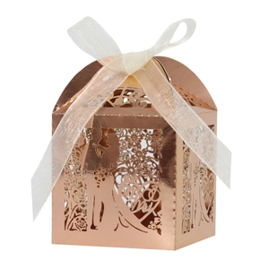 Dettaglio scatola confetti oro rosa tagliata al laser con silhouette sposi e fiocco bianco