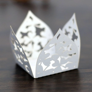 Detail der weißen lasergeschnittenen Kleeblatt-Verzierung auf der Hochzeit-Bonbonschachtel