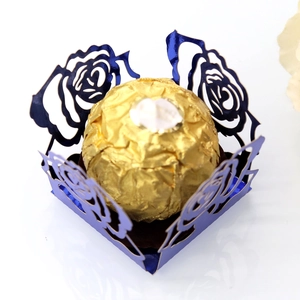 Détail de l'emballage en papier découpé au laser pour chocolat avec motif rose