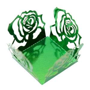 Boîte à bonbons découpée au laser avec motif de rose vert émeraude et finition métallique
